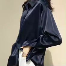 Camisa femenina de satín.