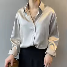 Camisa femenina de satín.